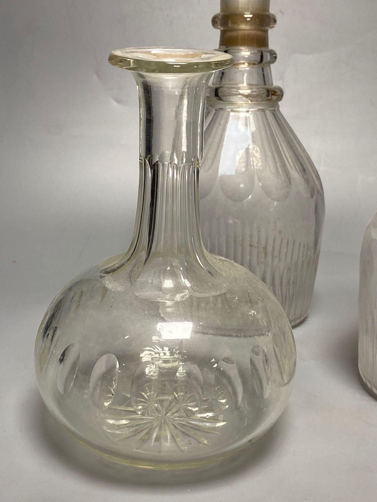 A pair of Regency glass mallet decanters with stoppers, 27cm and three other decanters (5)